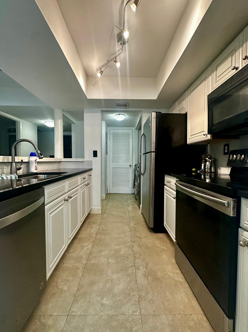 GREAT OPORTUNITY IN CORAL SPRINGS 2 BEDROOM, 1,5 BATHS A PRIVATE PATIO, WASHER AND DRYER IN THE UNIT CONVENIENTLY LOCATED CLOSE TO SHOPPING, DINING AN MAJOR HIGHWAYS,SITUATED IN AN AREA WITH EXCELLET SCHOOLS AND WELL- MANTAINED COMMUNITY, INCLUDES 1 ASSIGNED PARKING SPACE, IDEAL FOR FIRST-TIME BUYERS OR INVESTORS, DONT MISS THIS OPPORTUNITY. NEW ON THE MARKET IN CORAL SPRINGS 2 BEDROOMS, 1.5 BATH PRIVATE PATIO, WASHER AND DRYER IN THE UNIT, 1 PARKING SPACE, DON'T MISS THE OPPORTUNITY.