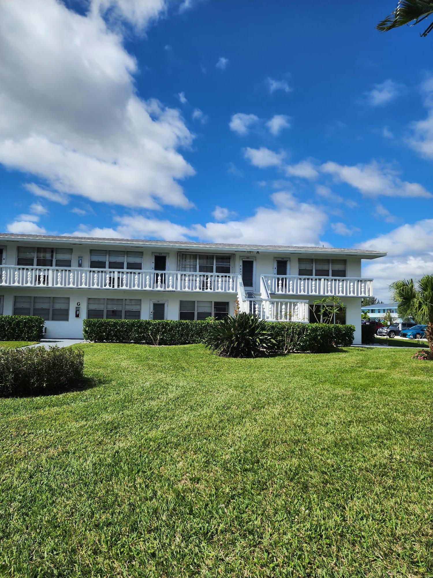 Beautiful 1 bed, 1 bath condo with no carpet centrally located to restaurants, shops, and more. Perfect place to call home!