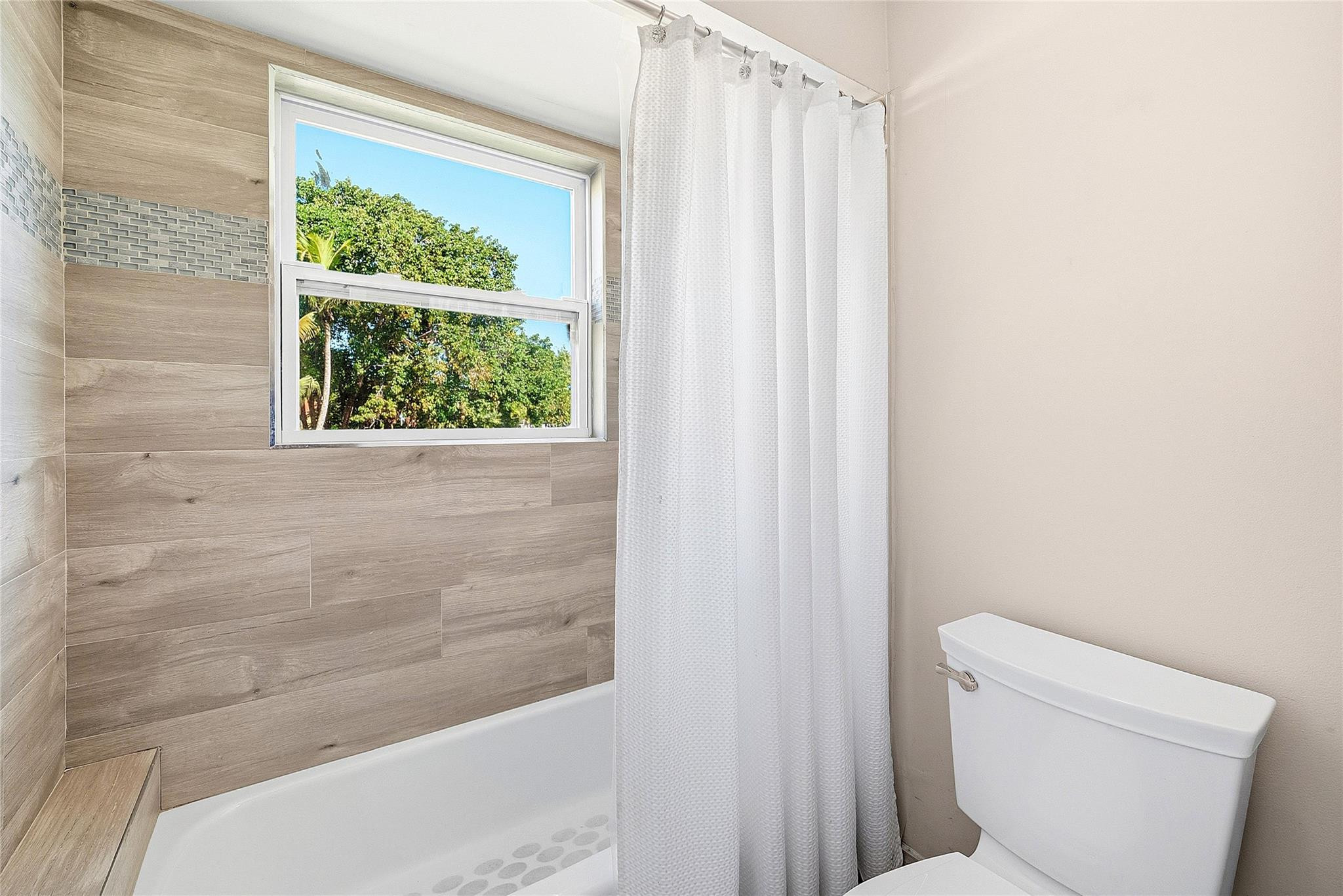 BOCA FONTANA TR E - Residential Lease