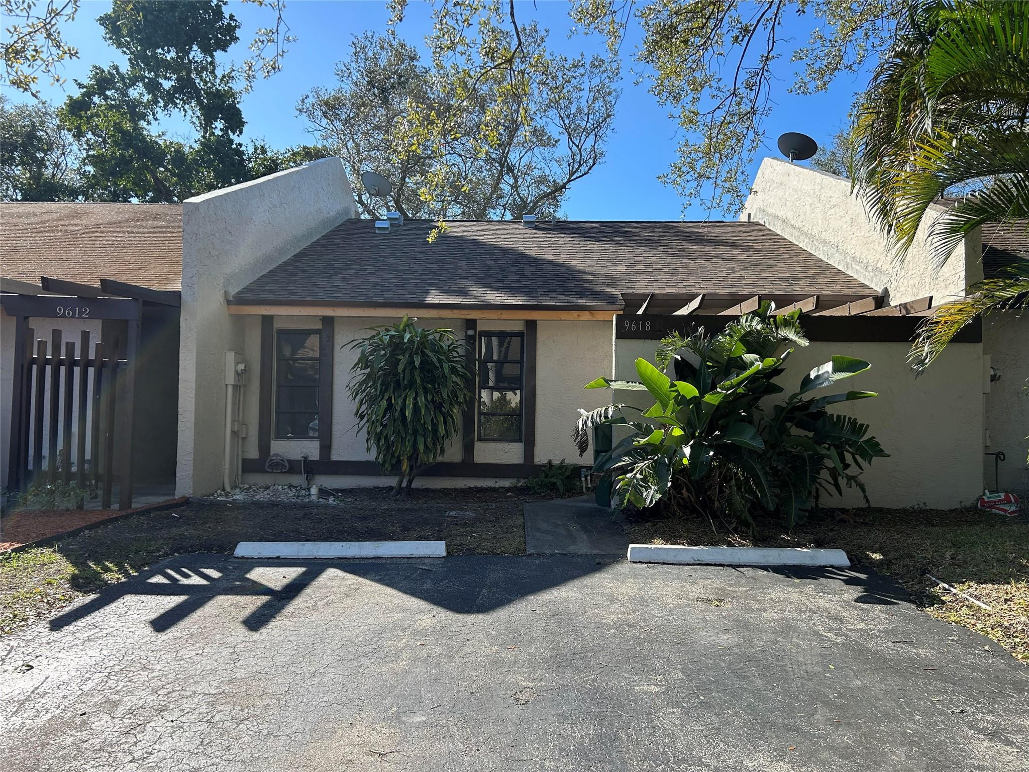 Cozy 2/2 Villa , lake view, fully remodeled, community pool , tennis court and play ground ,  close to mall, schools, and shopping, ready for move-in . ( Association approval required )