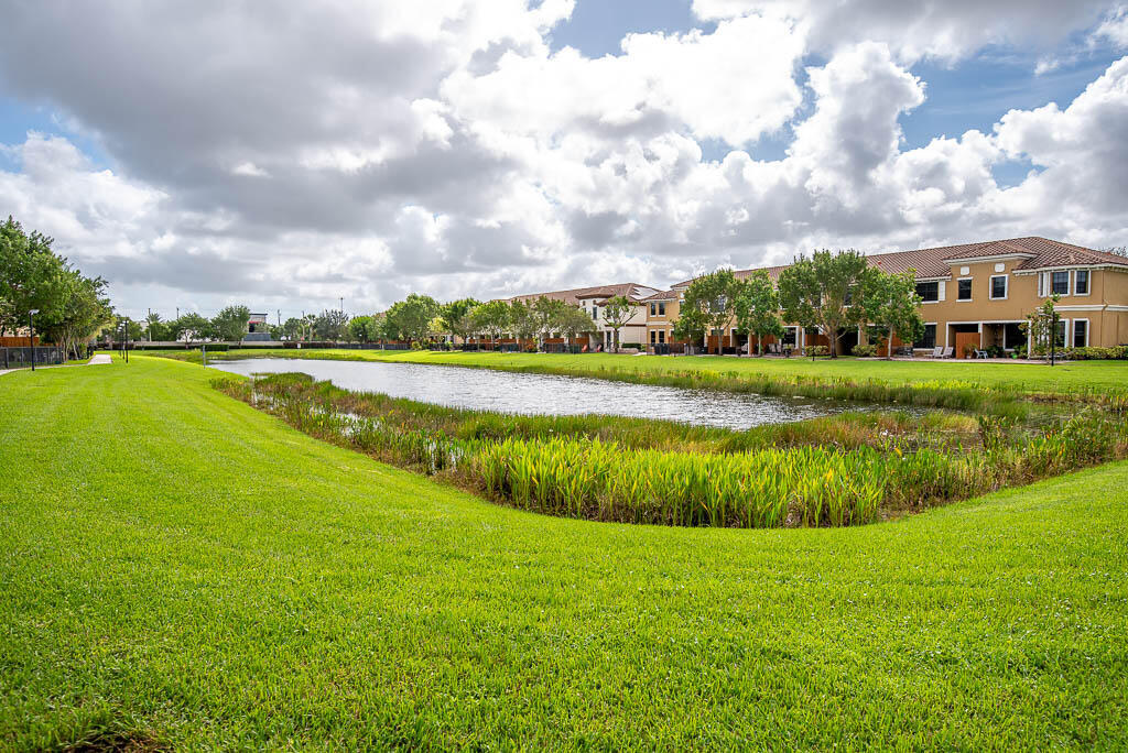 WELLINGTON PARC - Residential Lease
