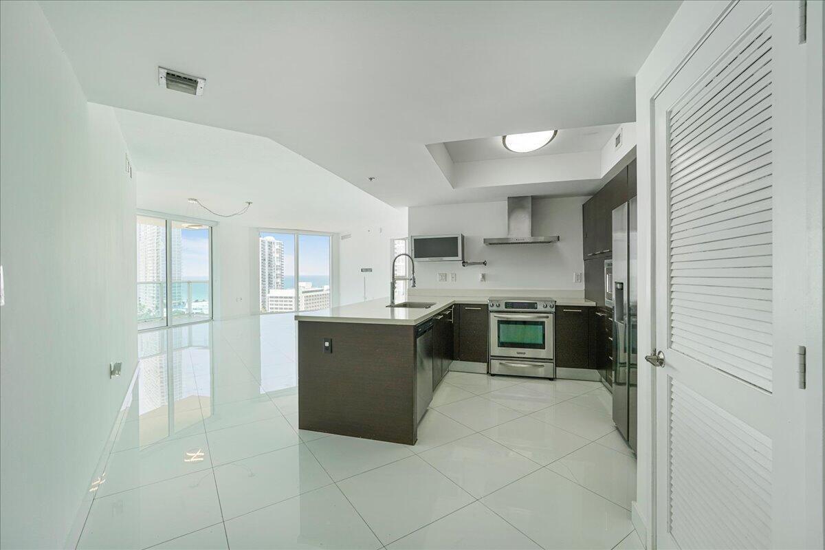 ST TROPEZ ON THE BAY II CONDO - Residential