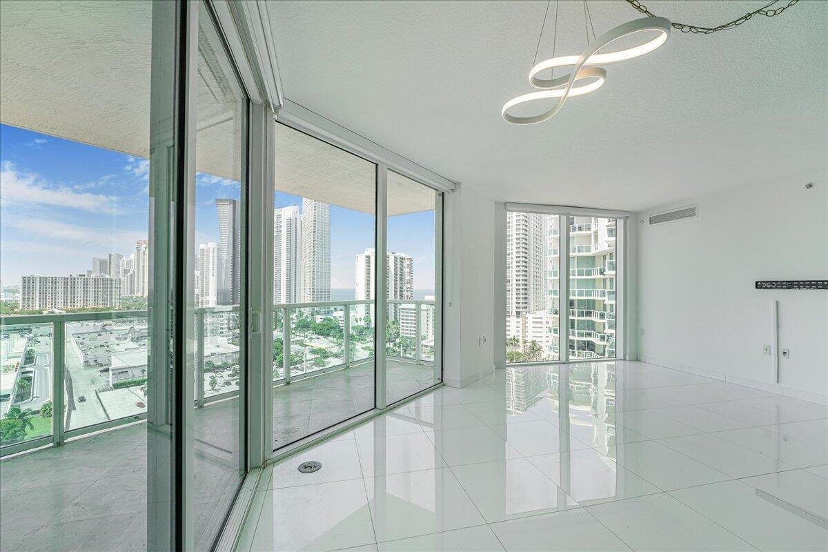 ST TROPEZ ON THE BAY II CONDO - Residential
