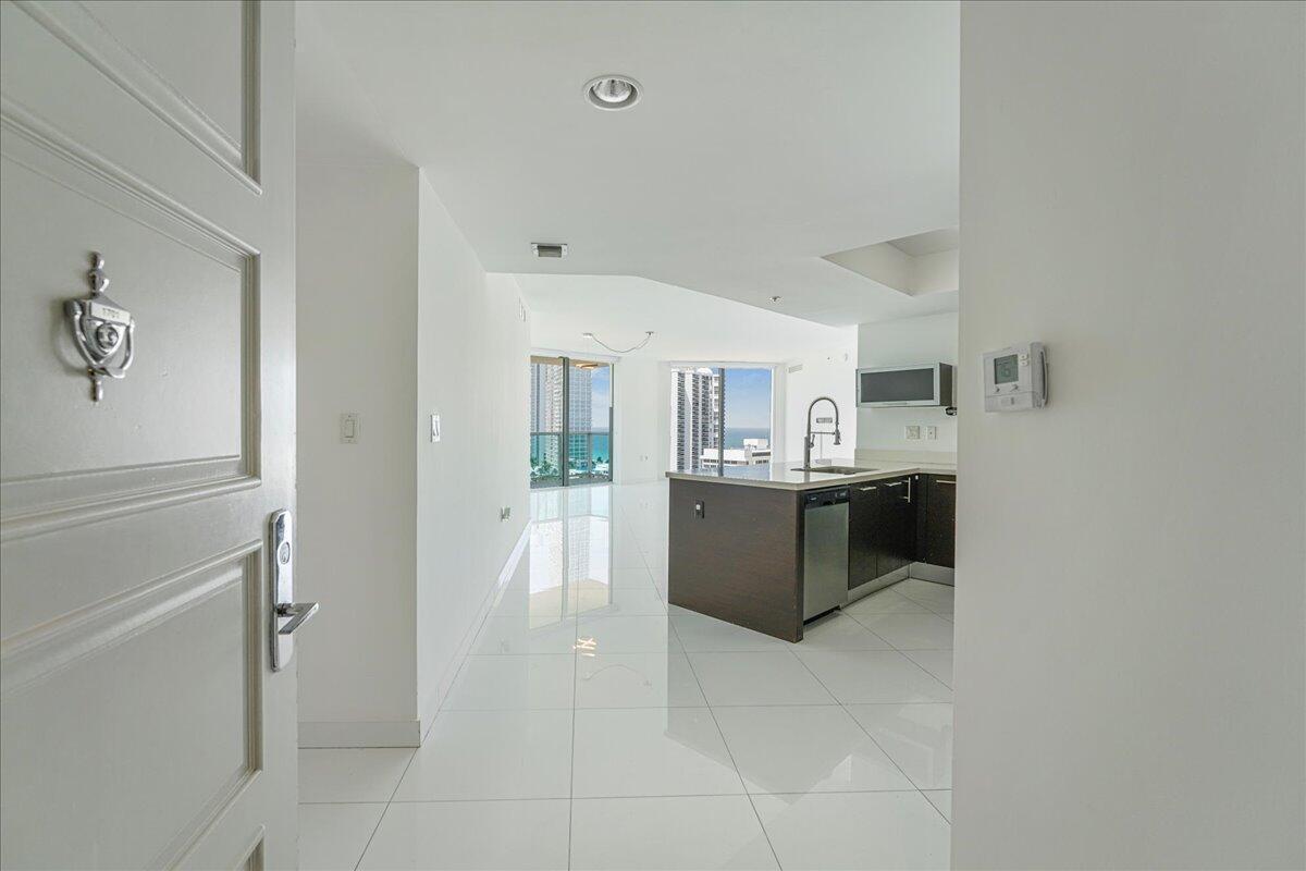 ST TROPEZ ON THE BAY II CONDO - Residential