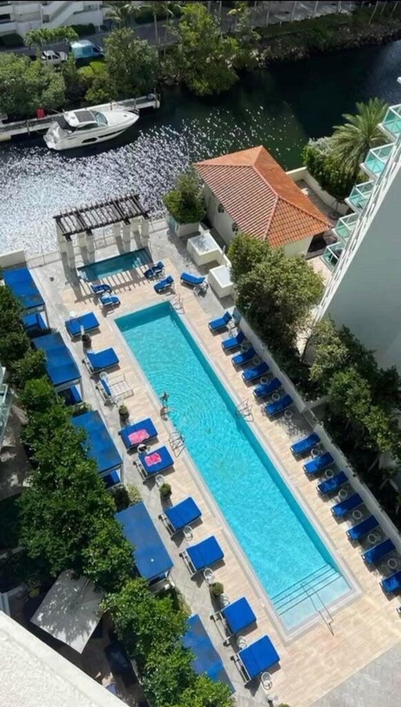 ST TROPEZ ON THE BAY II CONDO - Residential