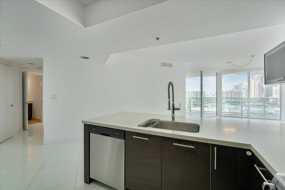 ST TROPEZ ON THE BAY II CONDO - Residential