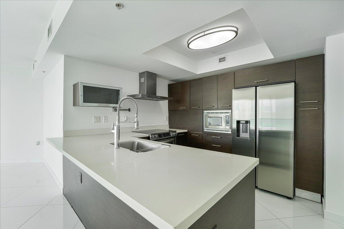ST TROPEZ ON THE BAY II CONDO - Residential