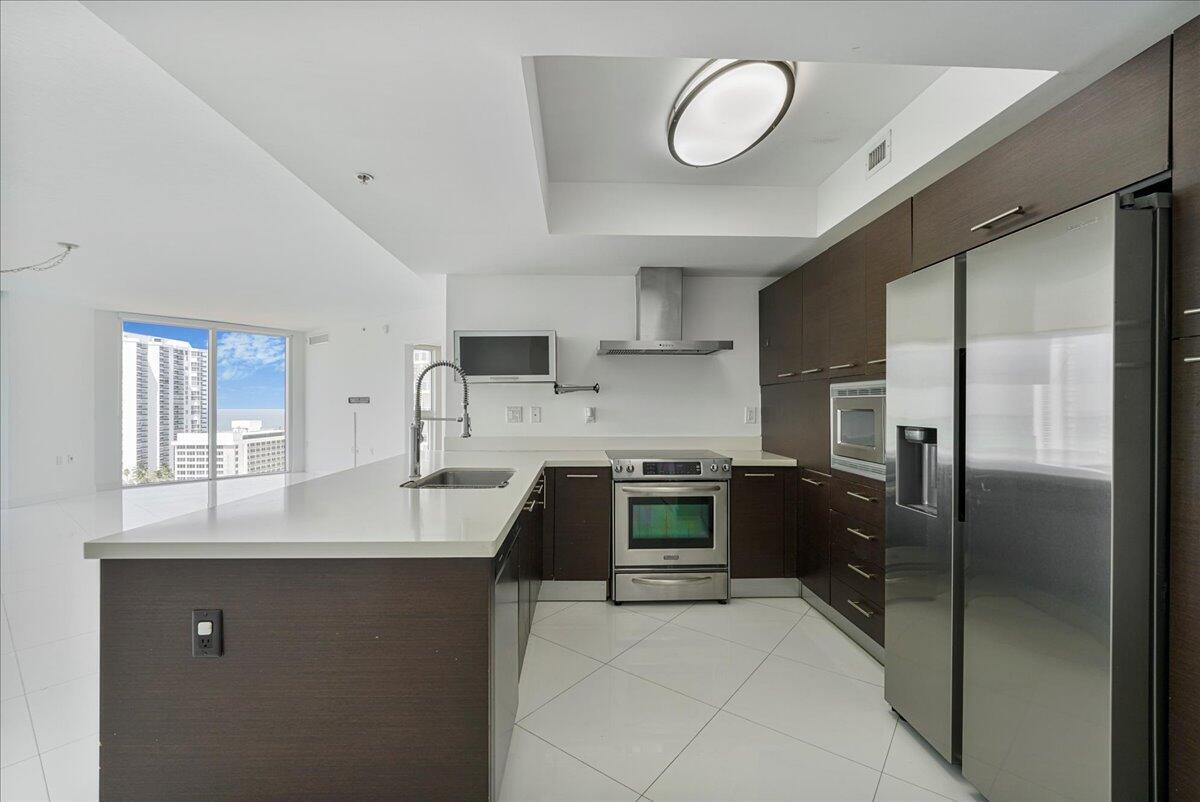 ST TROPEZ ON THE BAY II CONDO - Residential