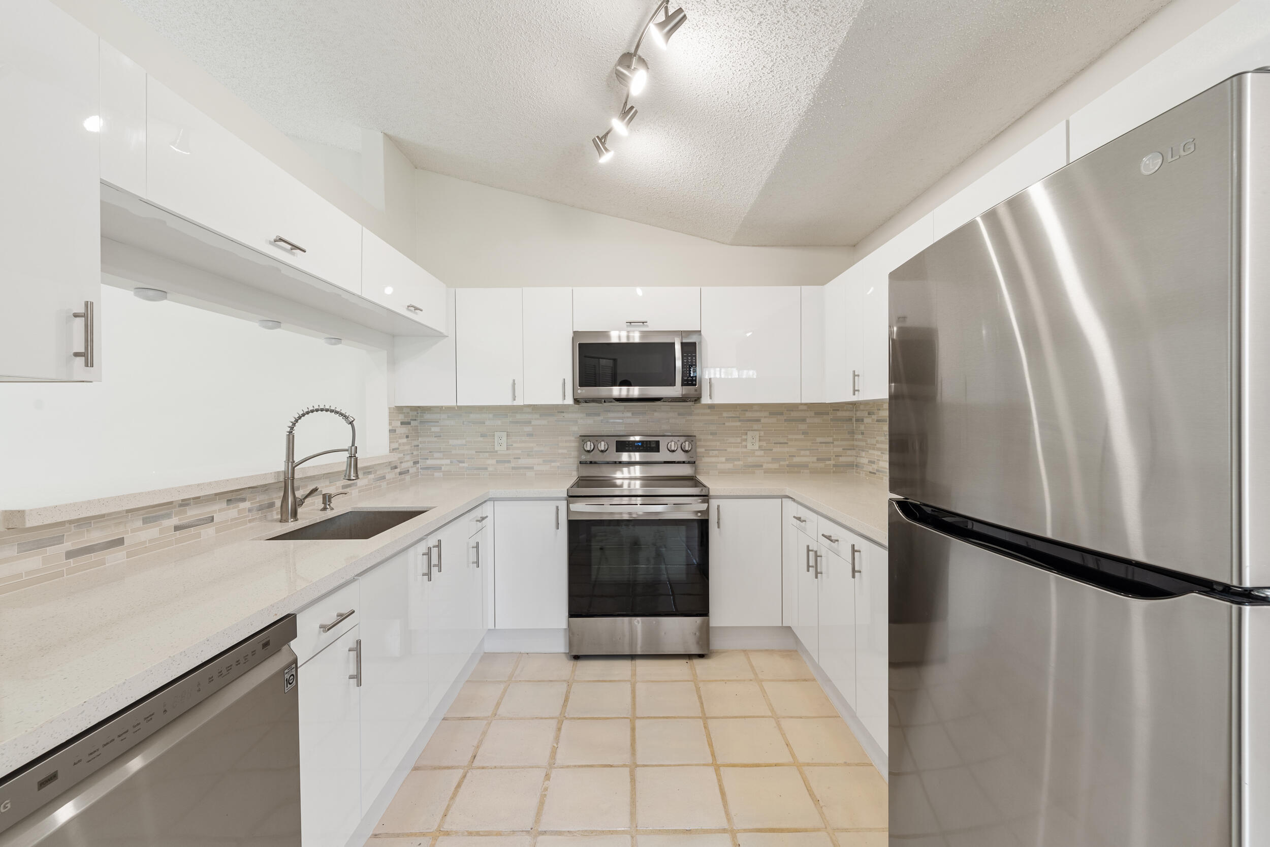 ABERDEEN 4 - Residential
