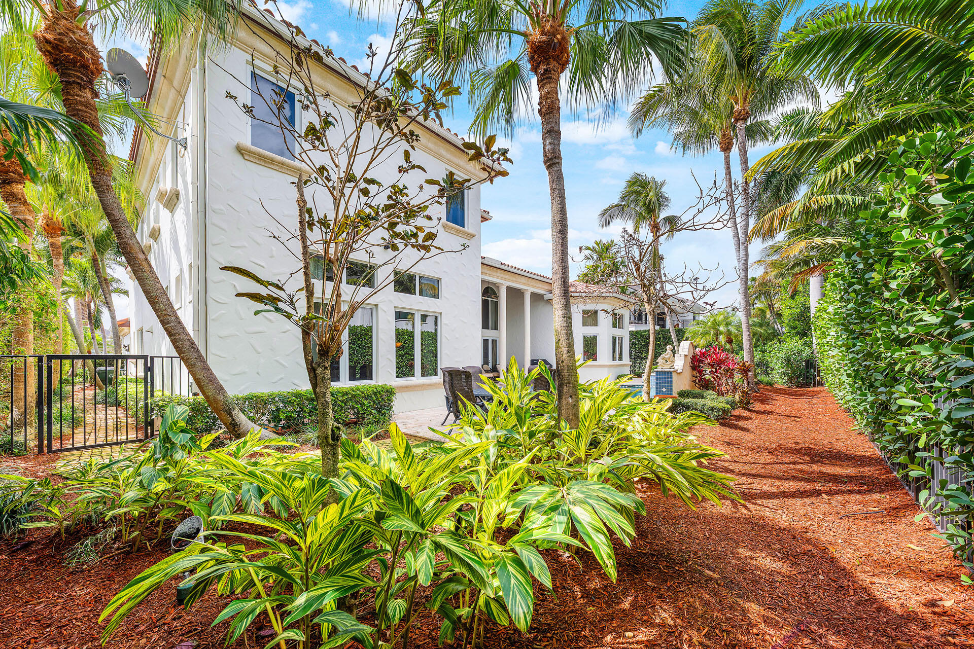 ROYAL PALM YACHT & COUNTRY CLUB - Residential