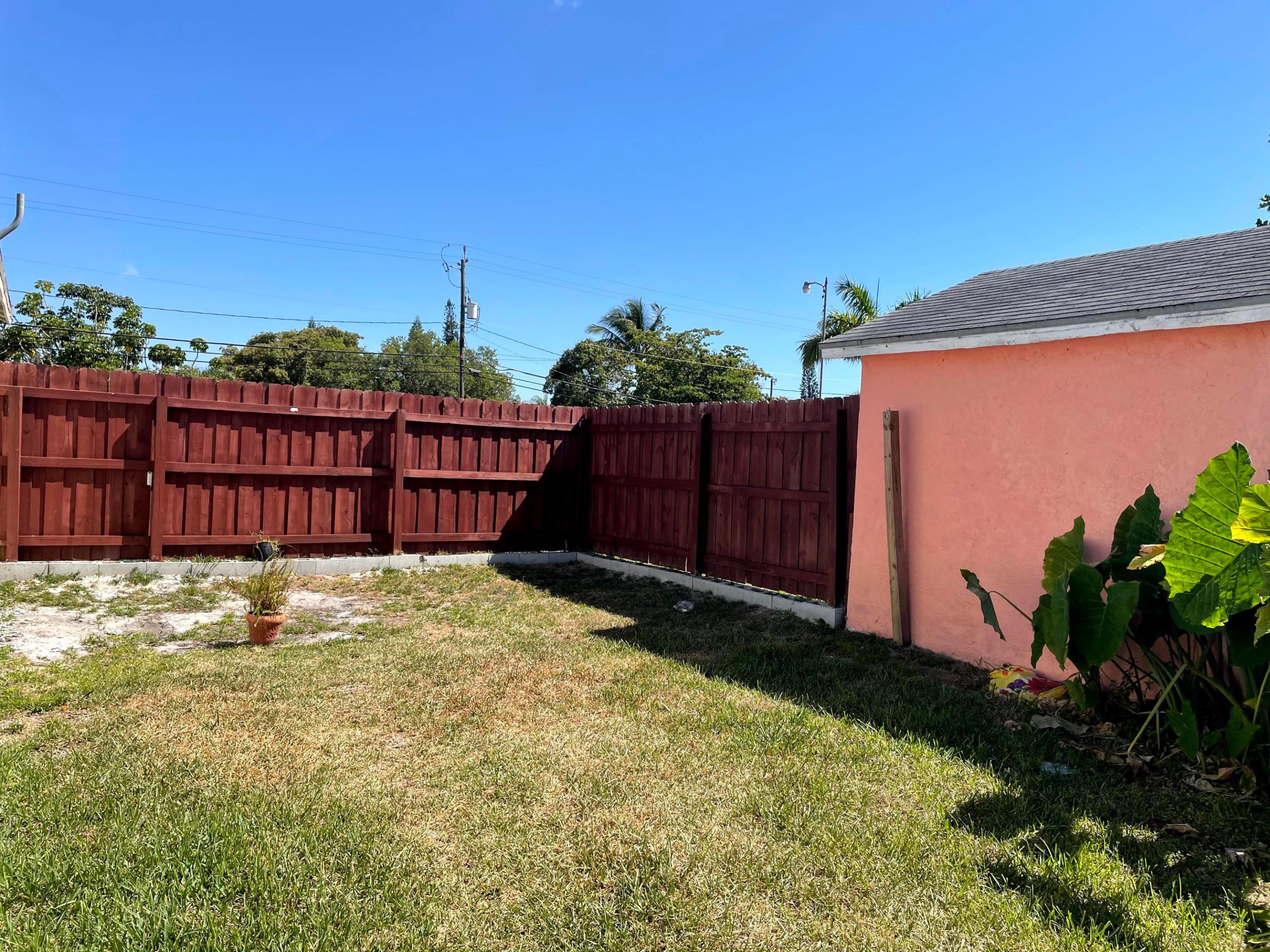 LAKEWOOD GARDENS 1 - Residential Lease