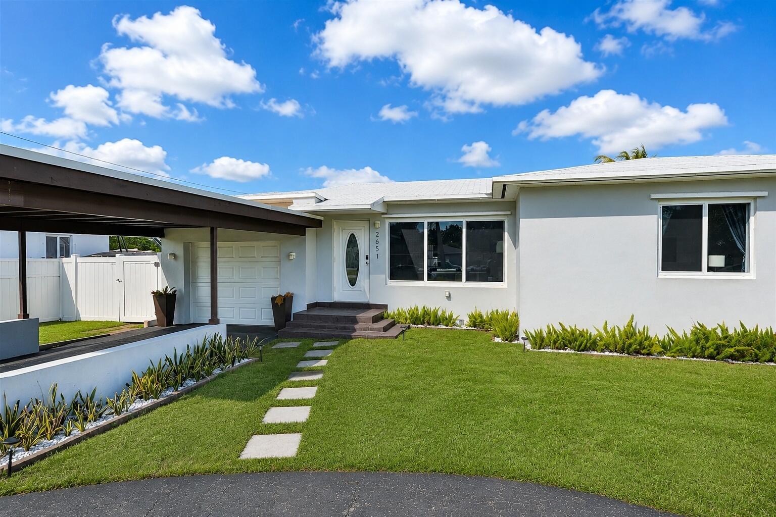 HOLLYWOOD LITTLE RANCHES - Residential