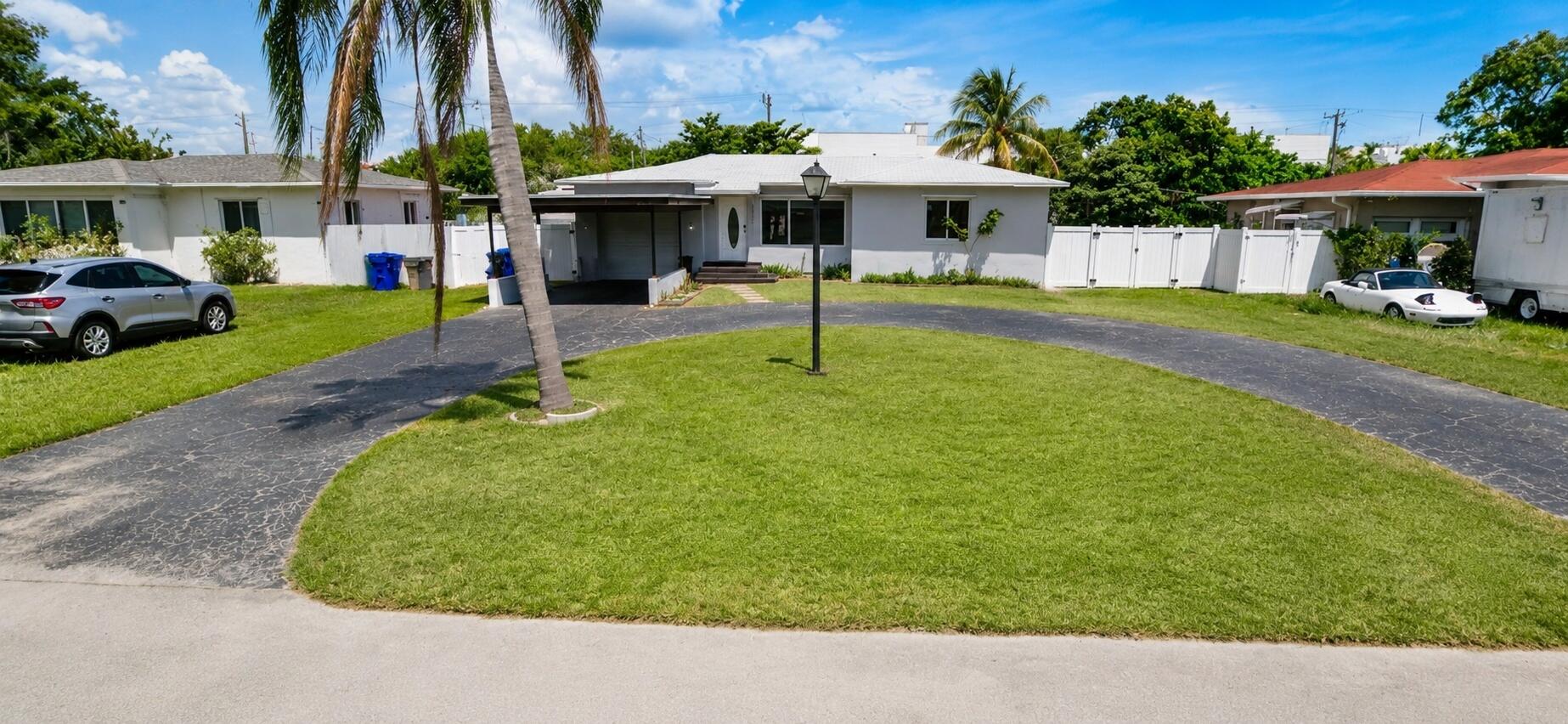 HOLLYWOOD LITTLE RANCHES - Residential