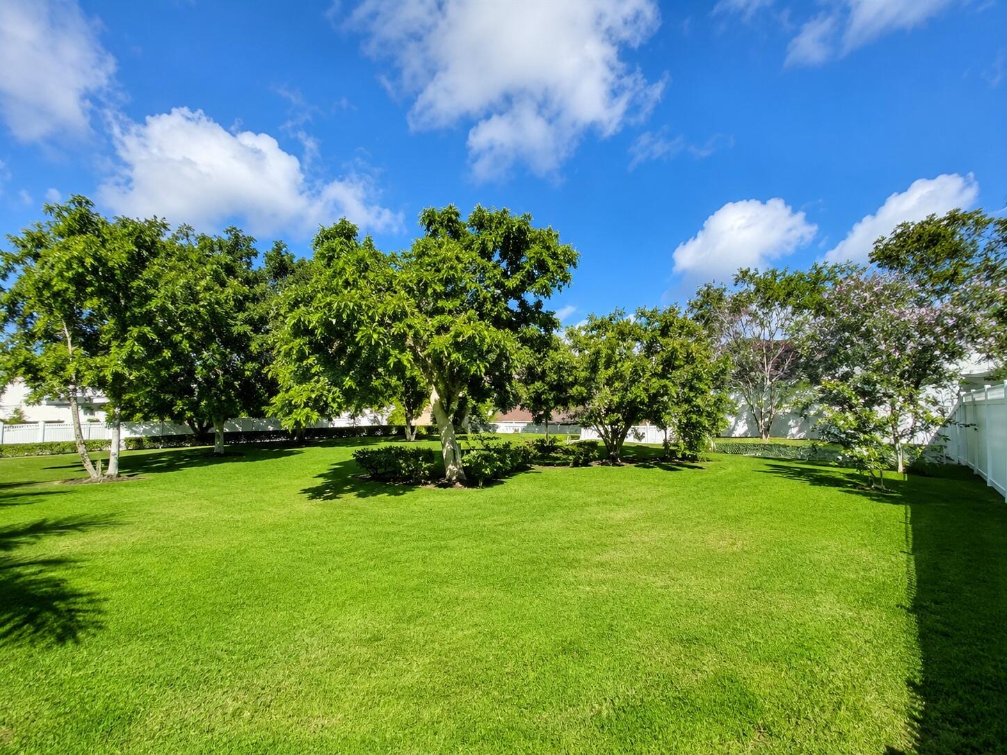 HOLLYWOOD LITTLE RANCHES - Residential
