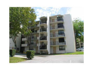 Beautiful second floor unit priced to sell! Centrally located 20 minutes away from the beach and 10 minutes away from The Promenade at Coconut Creek!