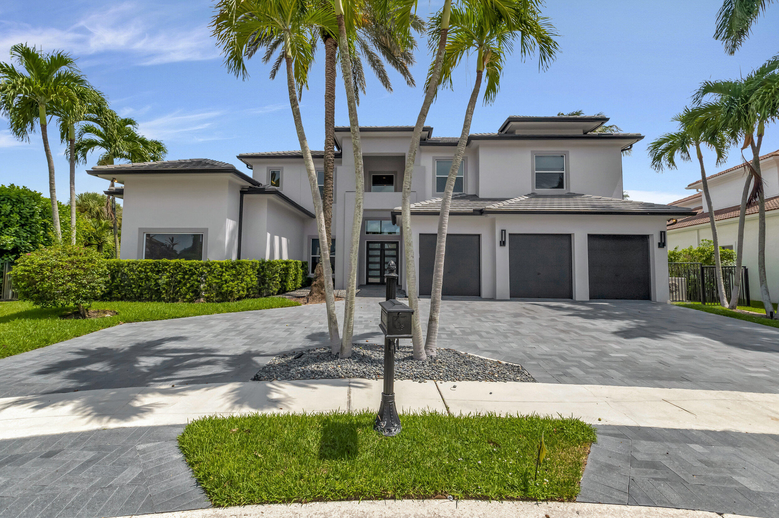 Completely renovated & move in ready. Amazing oversized cul-de-sac lot overlooking 2 gorgeous golf holes on 300ft of lake front w/north exposure. Enter into stunning foyer & living room w/high ceilings, venetian plaster, fabulous bar & gorgeous glass wine display. Gourmet kitchen w/Miele appliances 48''range top, double ovens, Subzero fridge/freezer, 30''Subzero wine fridge. Includes 12-seat custom dining table, elegant lighting fixtures. Master suite w/custom closets, lighted designer bag shelves. Spa-designed bath w/dual shower heads. Ensuite guestroom, laundry, media room w/spiral staircase to office/bathroom. Floating glass staircase leads 4 huge ensuite bedrooms w/built in furniture, custom closets, 2nd laundry room & spacious  loft. Come see this perfect contemporary custom home the