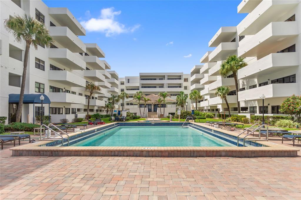BEACH HOUSE CONDO - Residential