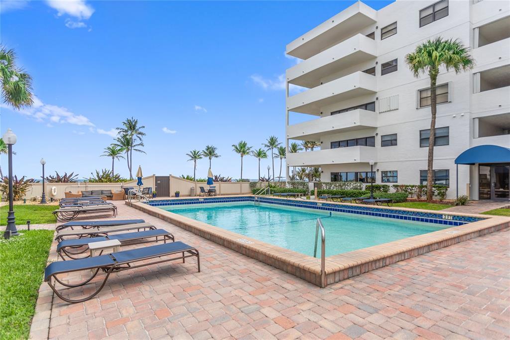 BEACH HOUSE CONDO - Residential