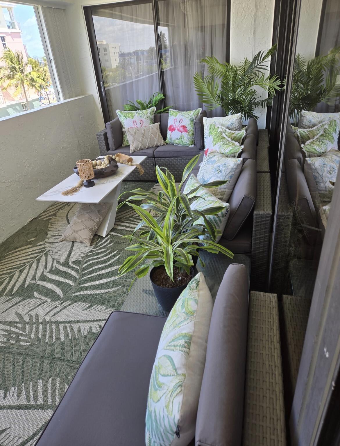 BEACH HOUSE CONDO - Residential