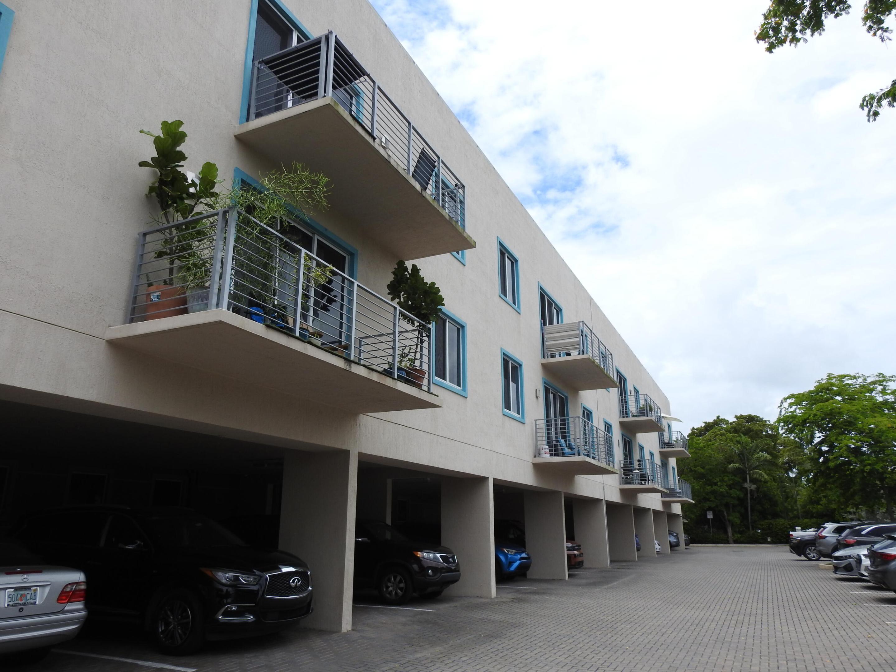 GRANDEUR AT OAKLAND PARK - Residential Lease