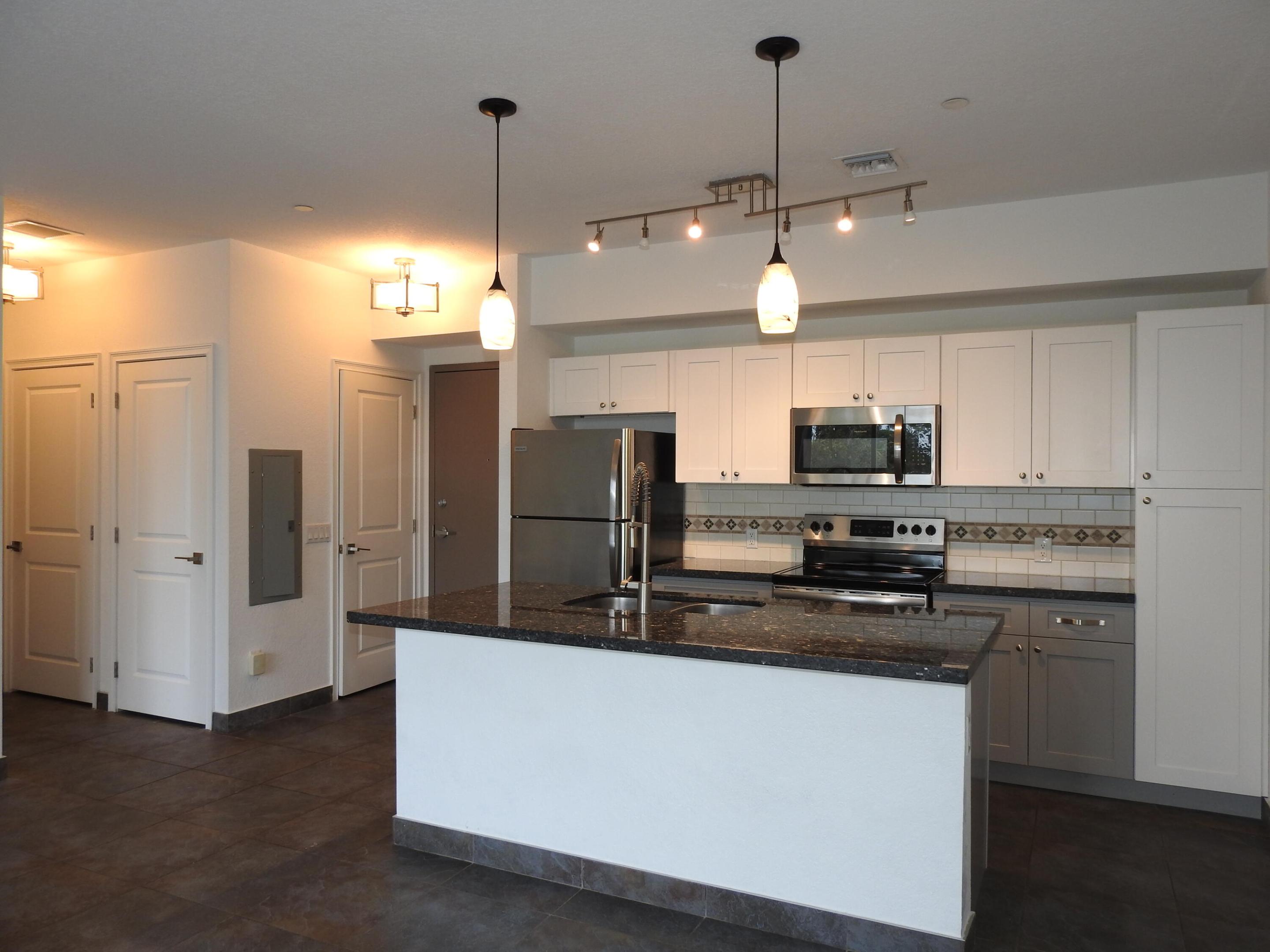GRANDEUR AT OAKLAND PARK - Residential Lease