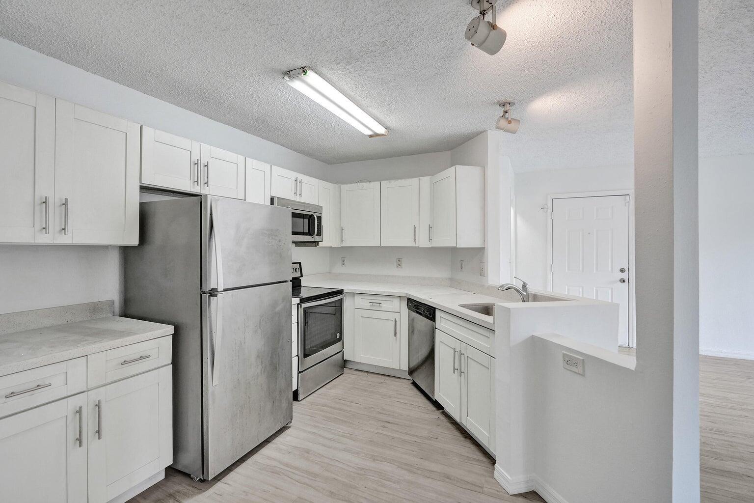 WINDWARD LAKES CONDO - Residential