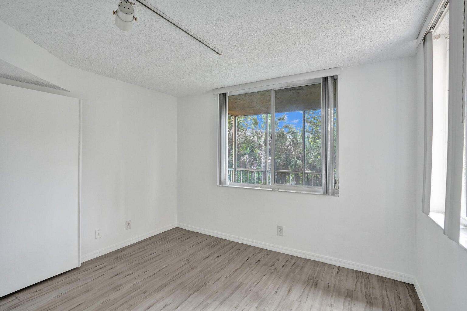 WINDWARD LAKES CONDO - Residential