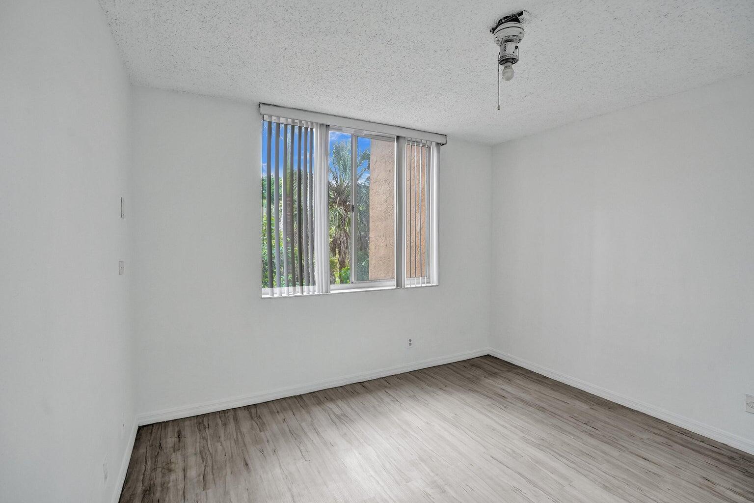 WINDWARD LAKES CONDO - Residential
