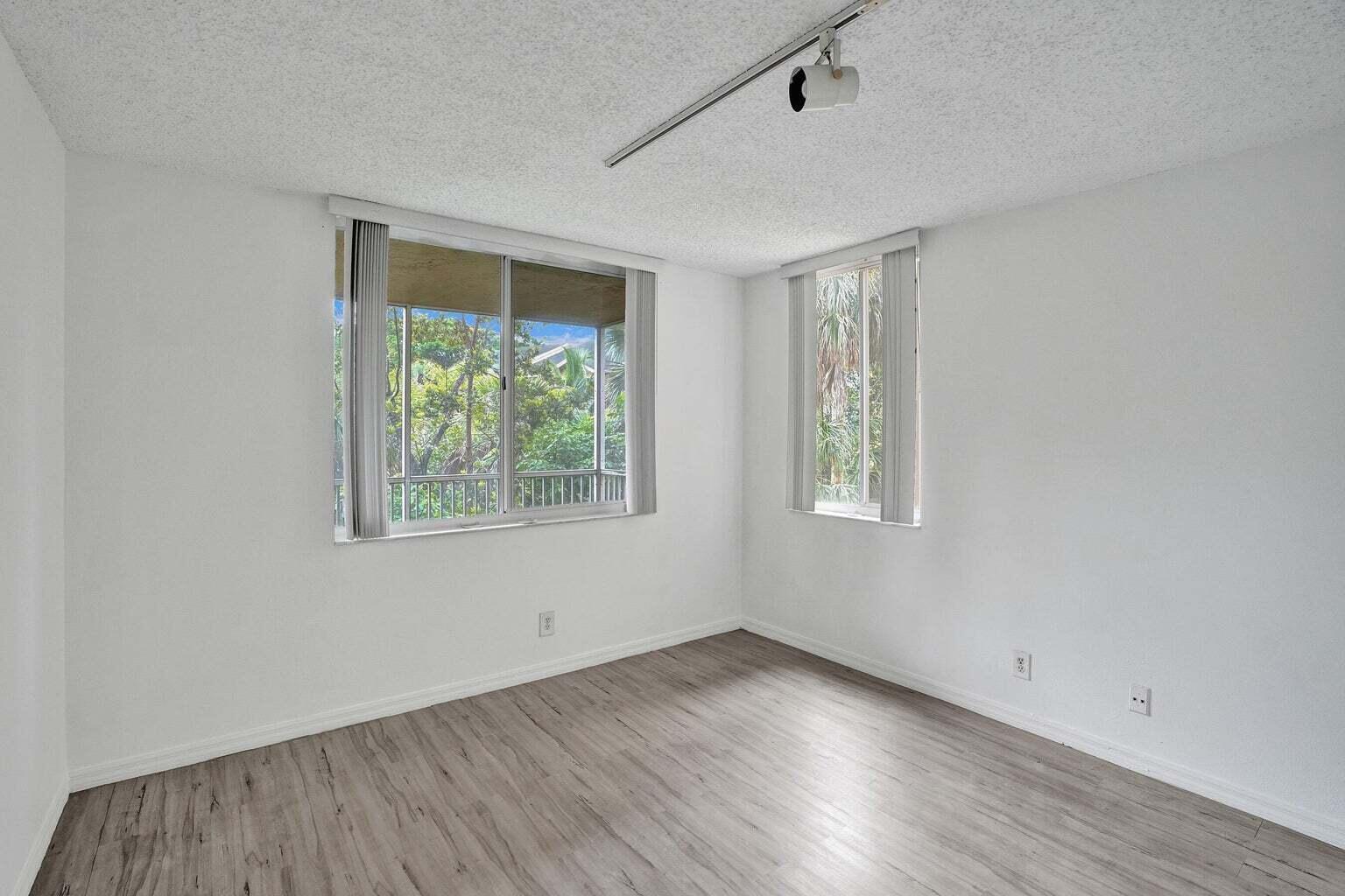 WINDWARD LAKES CONDO - Residential