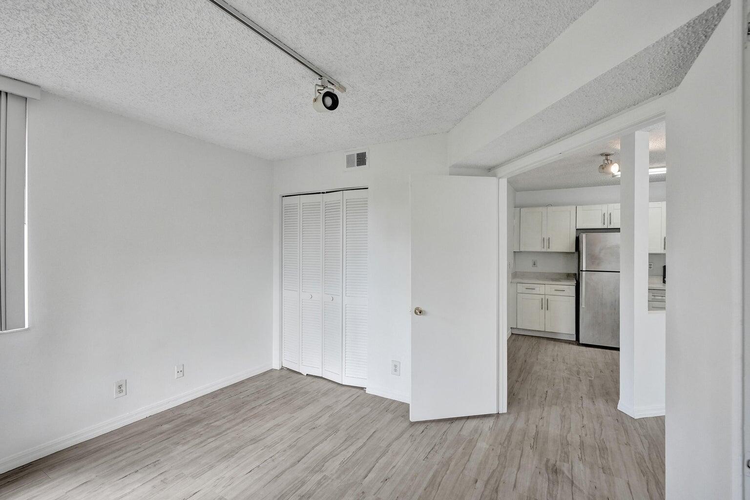 WINDWARD LAKES CONDO - Residential