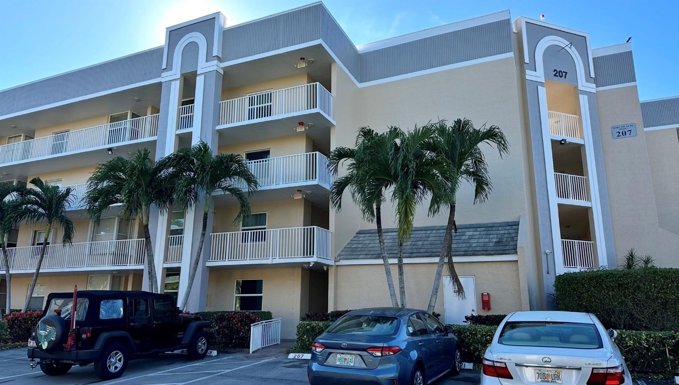 SUNRISE LAKES - Residential