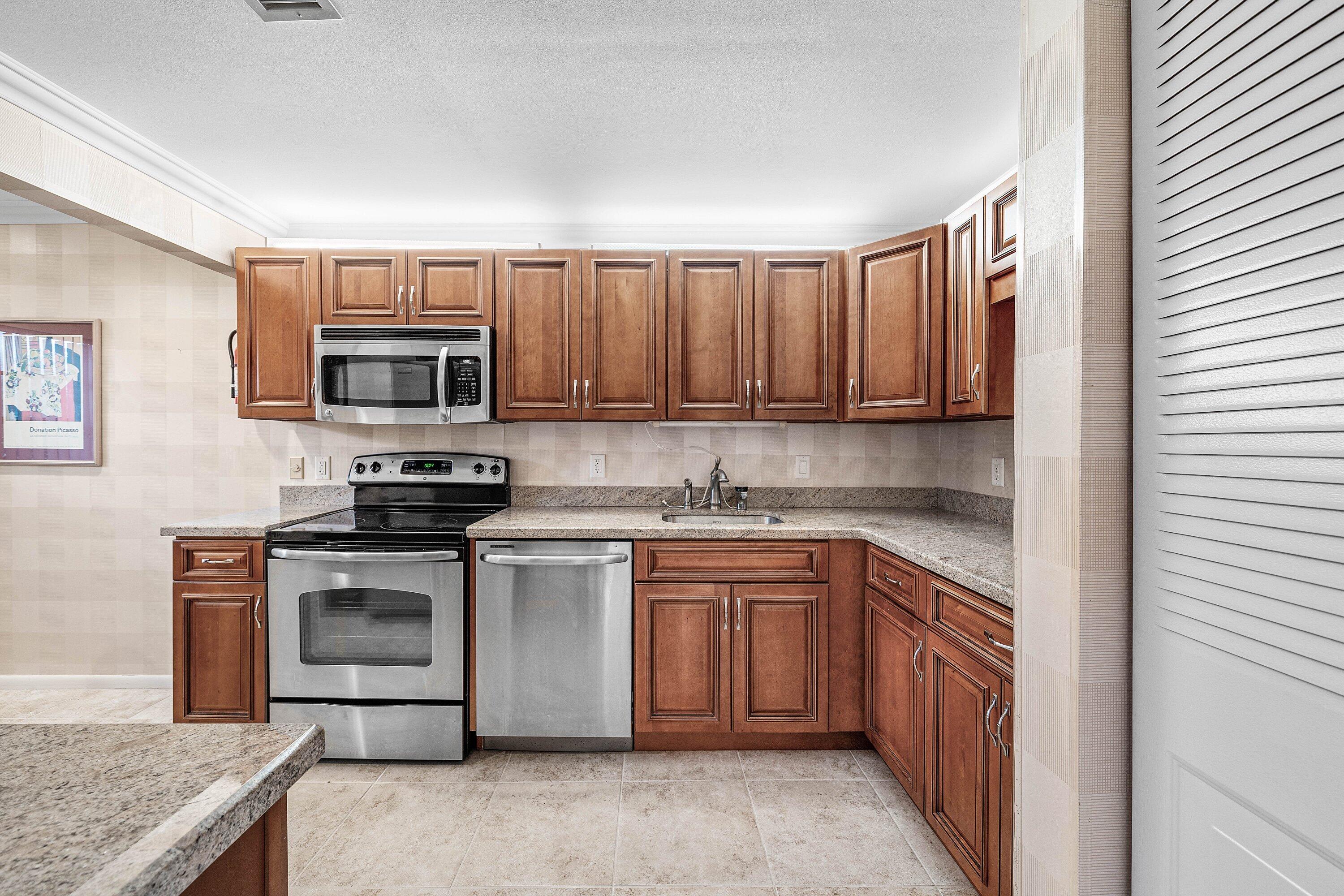 SOUTHPORT AT HUNTERS RUN CONDO - Residential