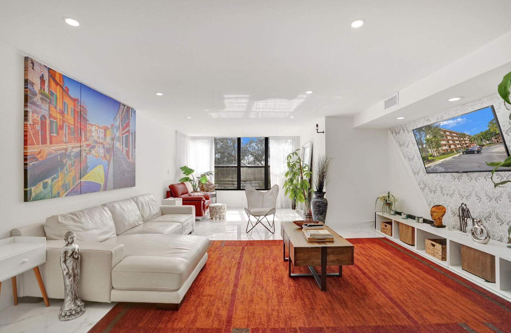 Completely renovated and move-in ready! This stunning unit has been renovated from top to bottom featuring a modern open-concept design, stylish finishes and abundant natural light throughout. Conveniently located near shopping, dining and major highway. Please note that besides the monthly HOA of U$845 the Association also requires from the owners a membership of U$63 per month (or U$189 quarterly) where they will have access to all the amenities from the Township.