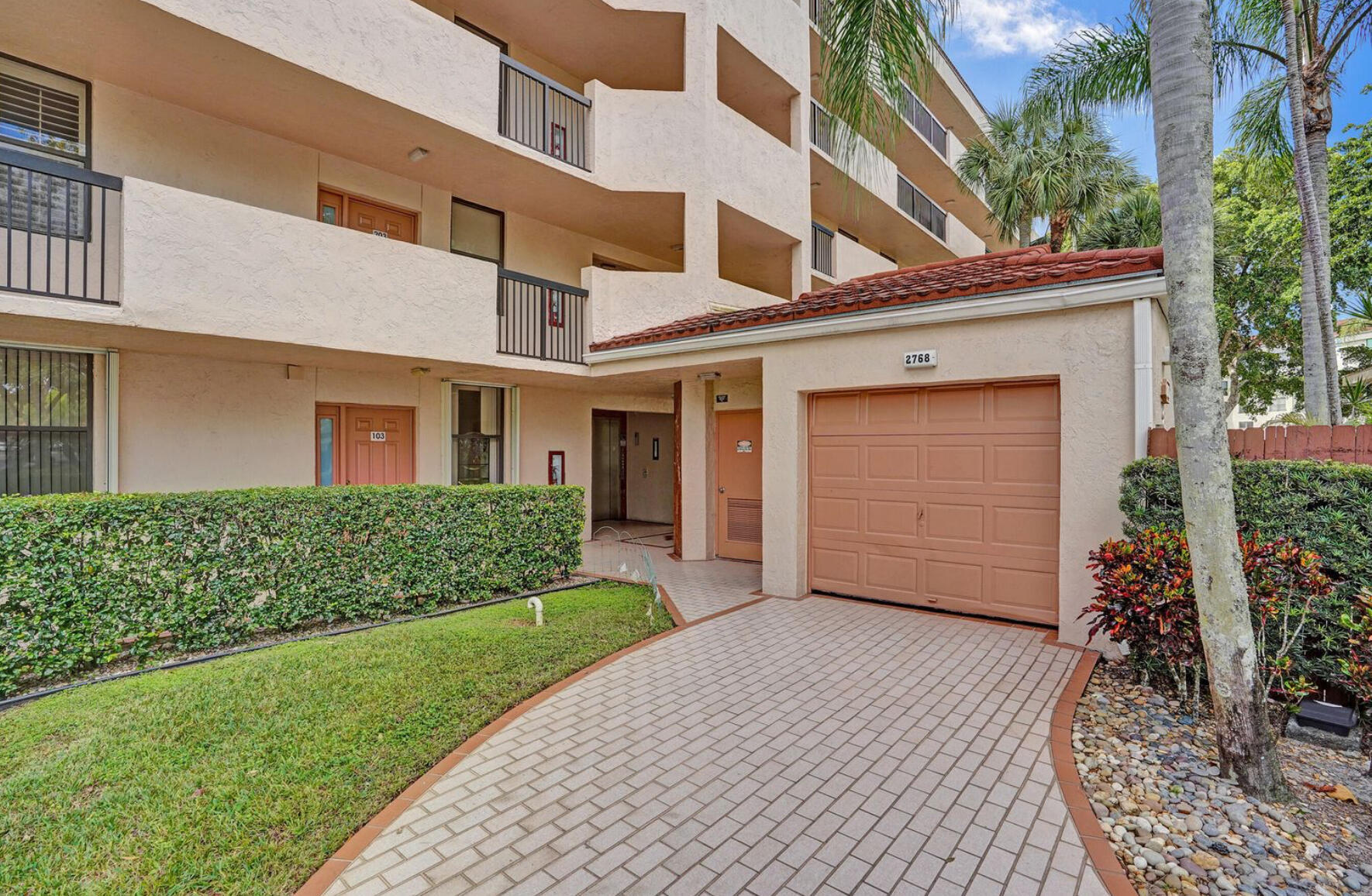 APPLEWOOD VILLAGE II-F CONDO - Residential