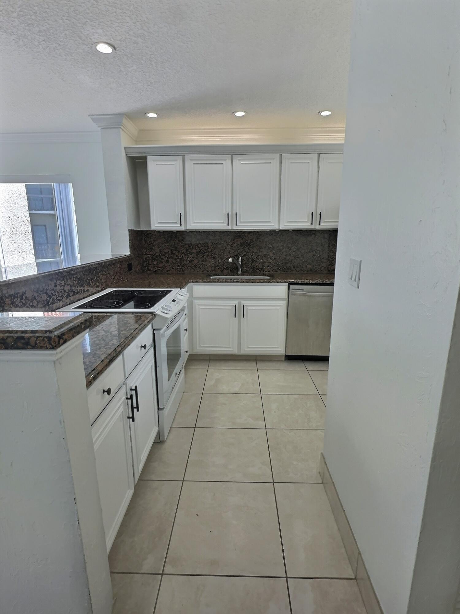 LANDS OF THE PRESIDENT CONDO 8 - Residential Lease