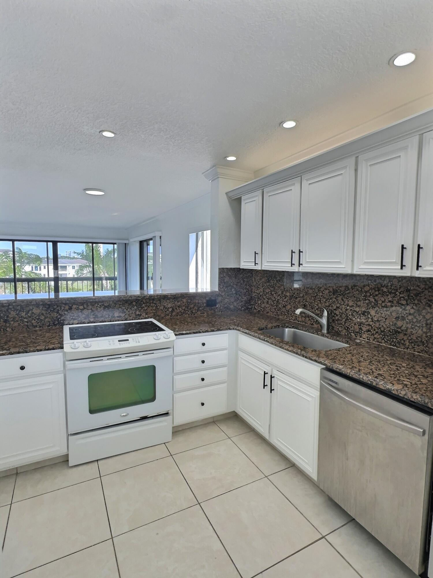 LANDS OF THE PRESIDENT CONDO 8 - Residential Lease