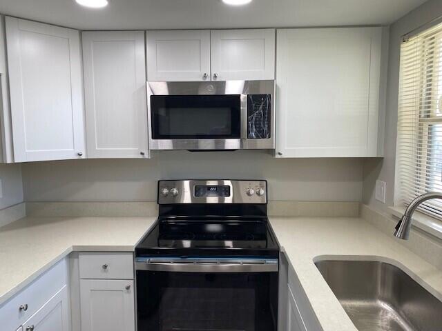 Fully updated one bedroom one bath minutes to downtown Delray. Entertain in large living room with dining area. Cook dinner in an updated kitchen with Granite countertops and stainless appliances. Large walk in closet. Fully updated bathroom. Stackable washer and dryer in unit