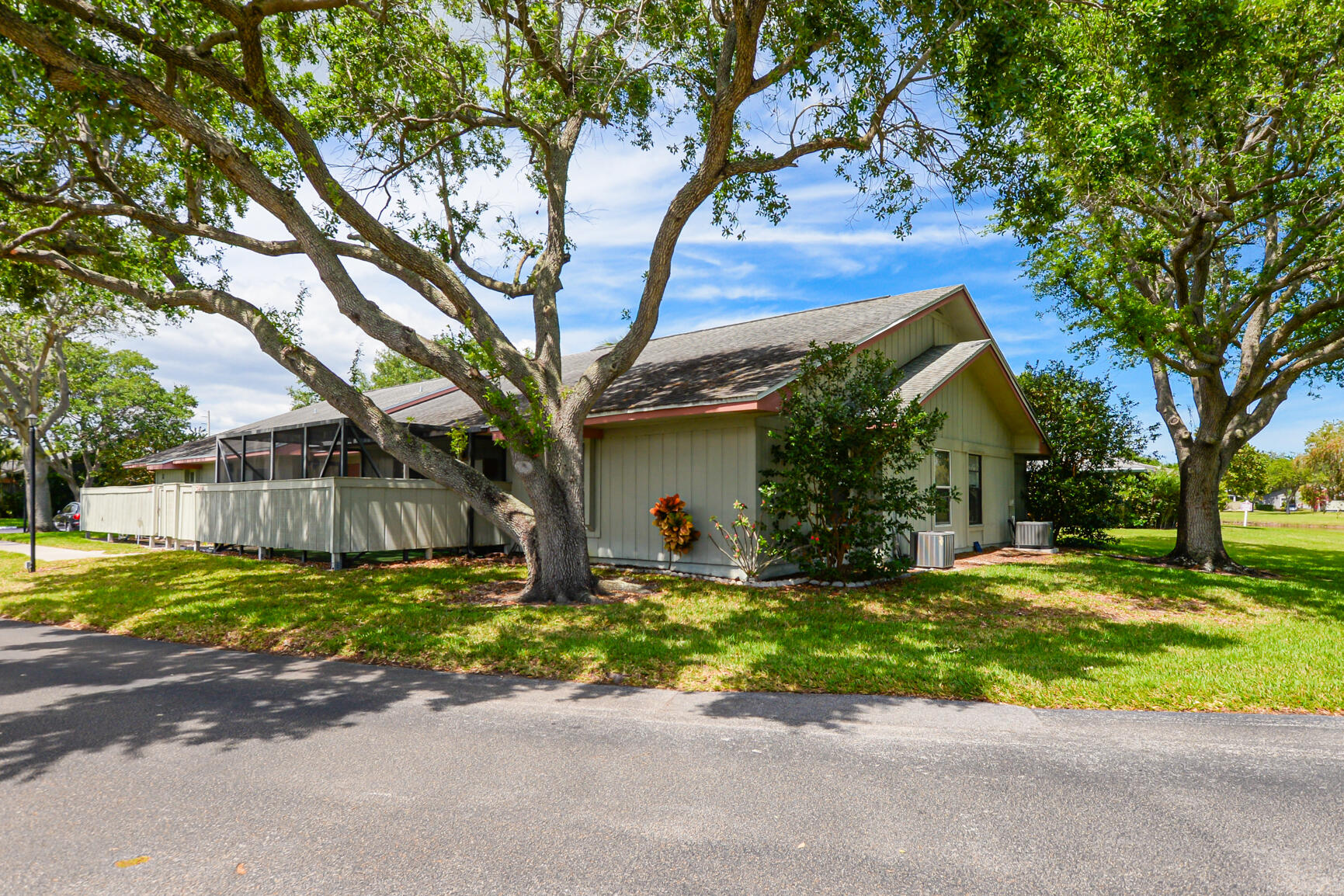Beautiful corner villa in Cinnamon Tree, Jensen Beach. This 2/2 villa features a screened porch and a community clubhouse with a pool and scenic walking paths. Includes basic cable, internet, water, sewer, and lawn care. New AC installed on 4/22/2024. 2022 water heater.  Great location, walking distance to Publix, Wawa, shops, downtown Jensen, dining, and just five minutes to the beach.  Don't miss this newly refreshed gem!