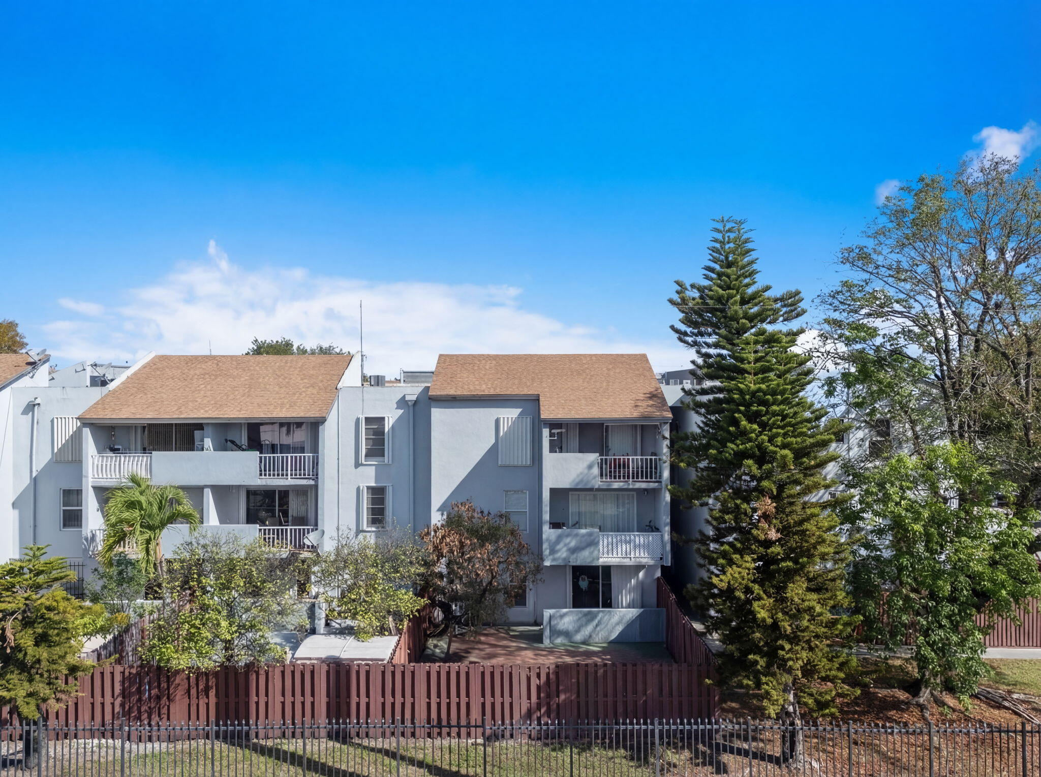 Welcome to this well-kept first-floor 1-bedroom condo in the Los Sueños community of Hialeah. This comfortable unit features spacious living areas, a walk-in closet, and remodeled bathrooms. One of the most unique highlights is the large private fenced backyard, a rare feature for a condo and perfect for relaxing or enjoying the outdoors. Residents enjoy community amenities including a pool, tennis courts, and peaceful lake areas. The unit includes assigned parking with additional guest parking available. Conveniently located near shopping, dining, and major roadways. Rentals ok. ****Cash Only***