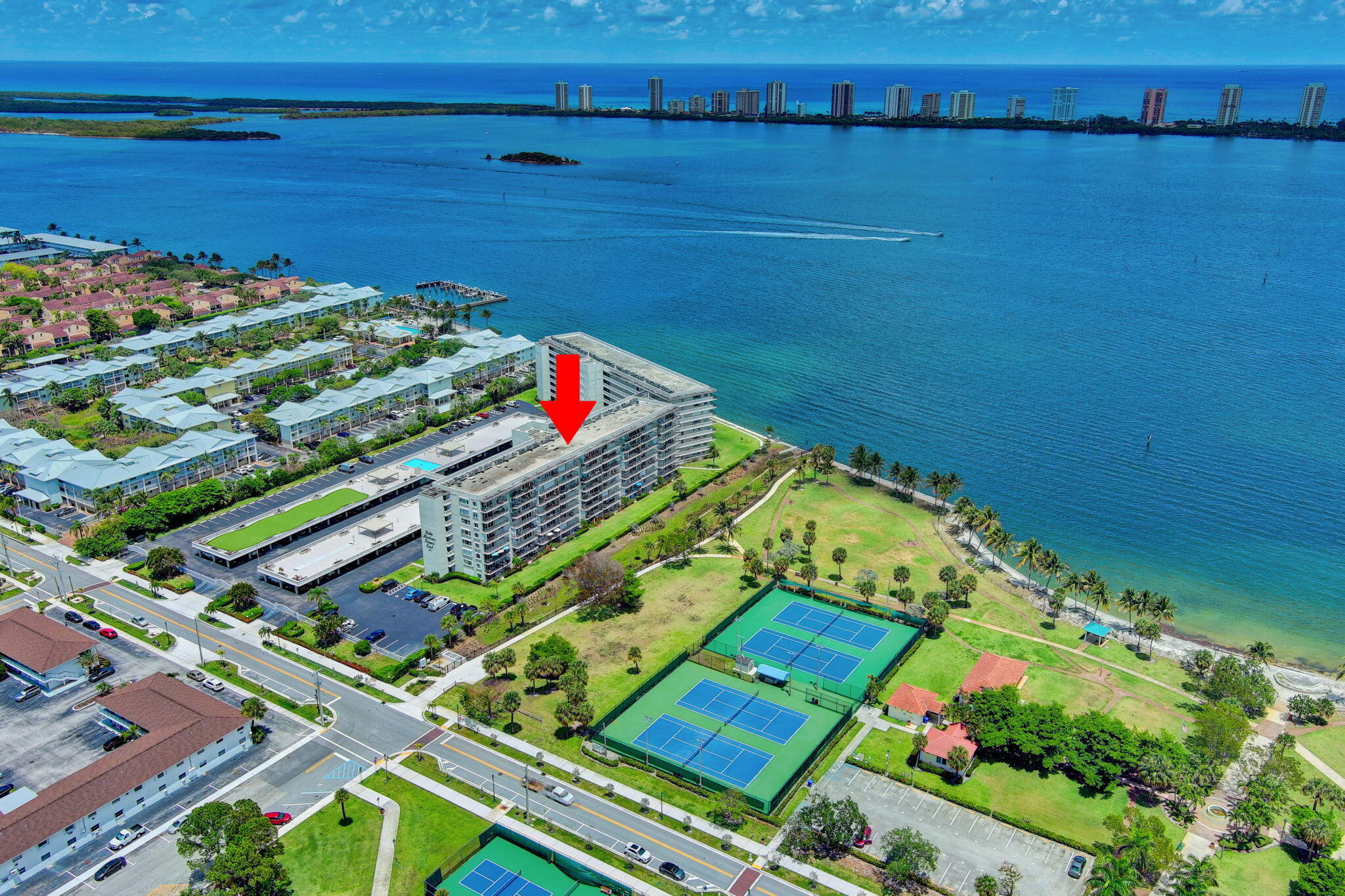 LAKE HARBOUR TOWERS CONDO - Residential