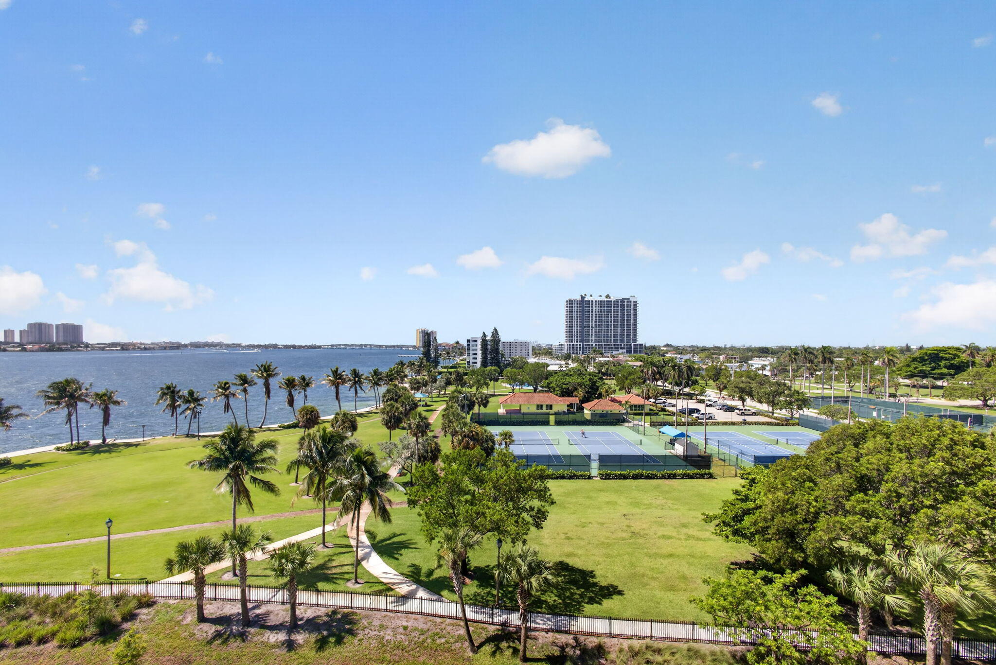 LAKE HARBOUR TOWERS CONDO - Residential
