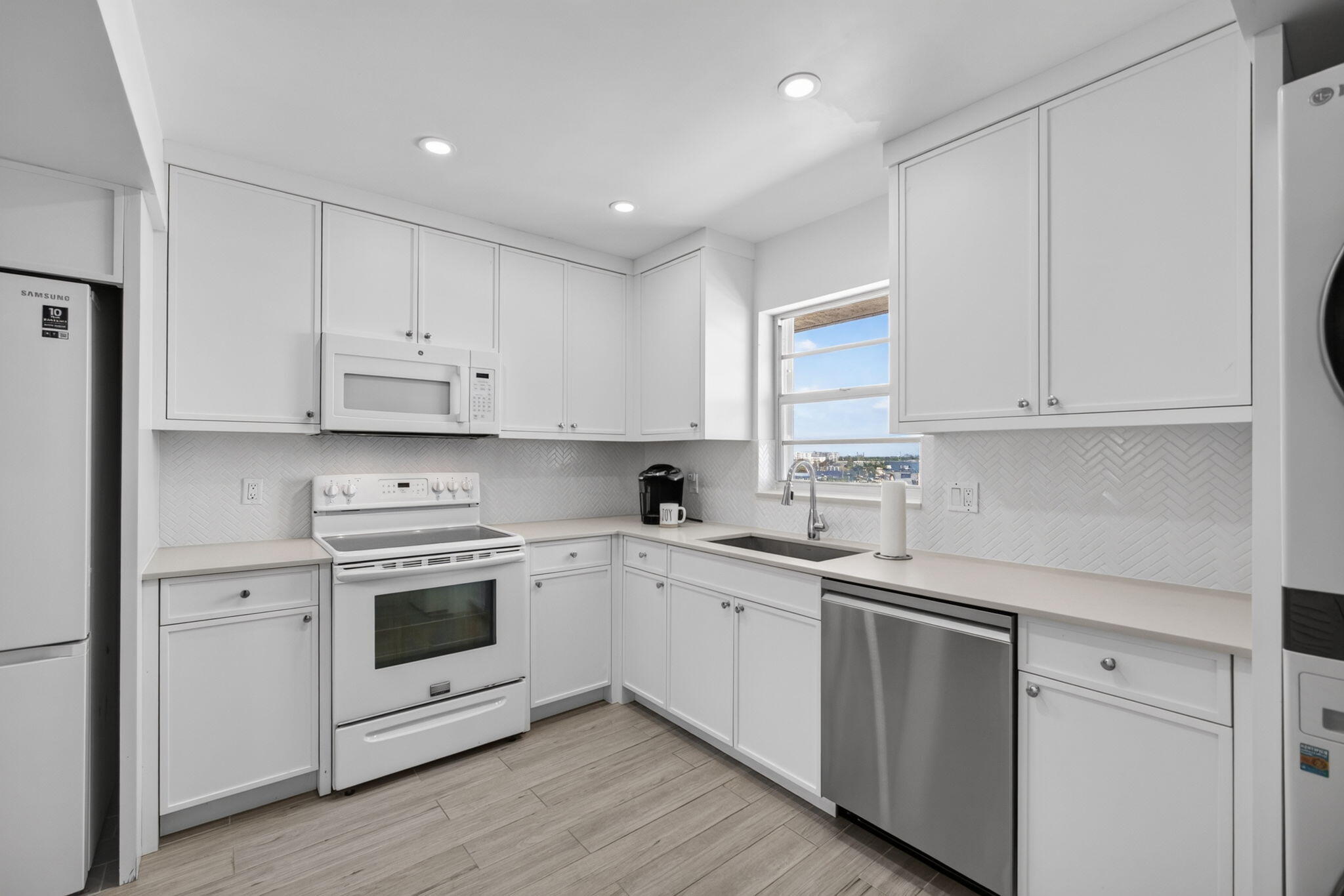 LAKE HARBOUR TOWERS CONDO - Residential
