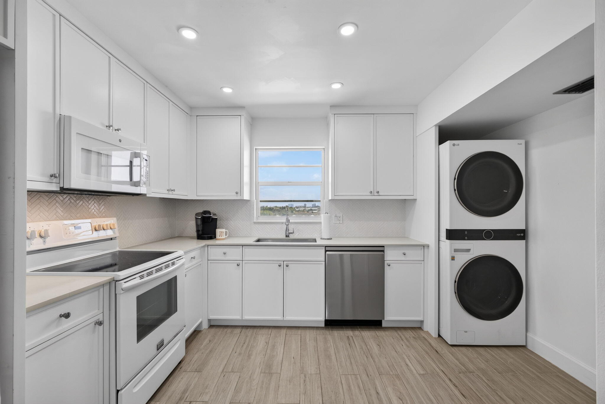 LAKE HARBOUR TOWERS CONDO - Residential