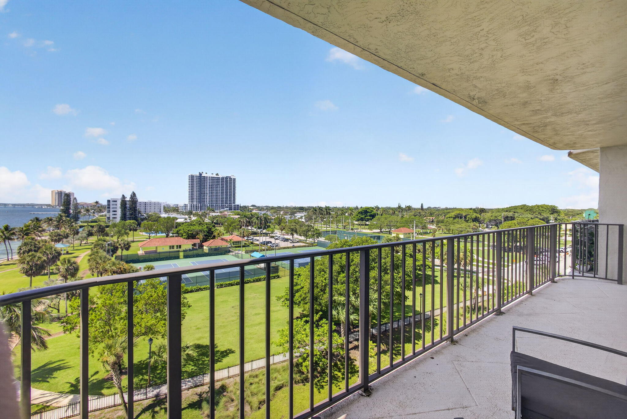 LAKE HARBOUR TOWERS CONDO - Residential