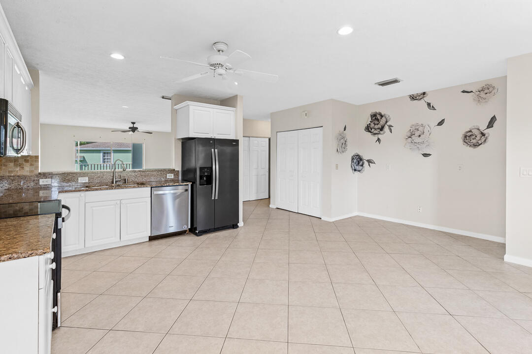 MEADOWS OF PORT ST LUCIE BUILDINGS D-R - Residential