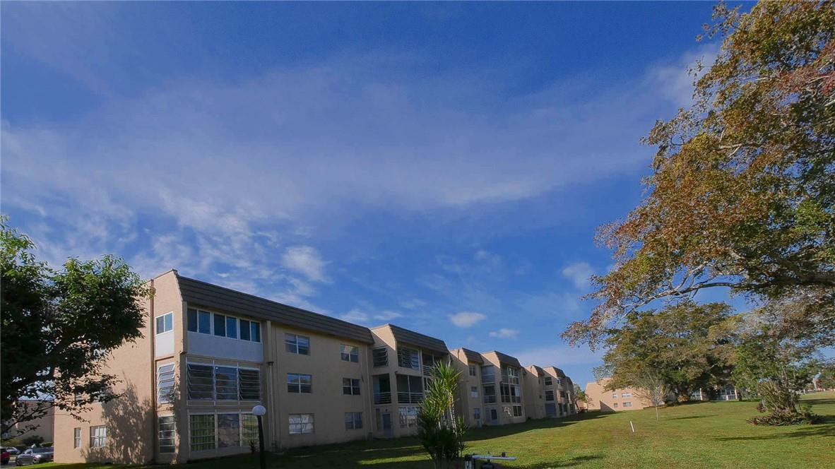 SUNRISE LAKES - Residential