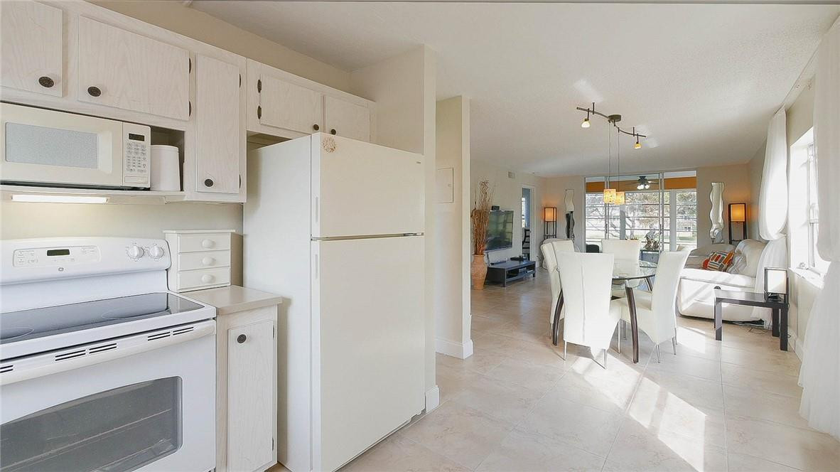SUNRISE LAKES - Residential