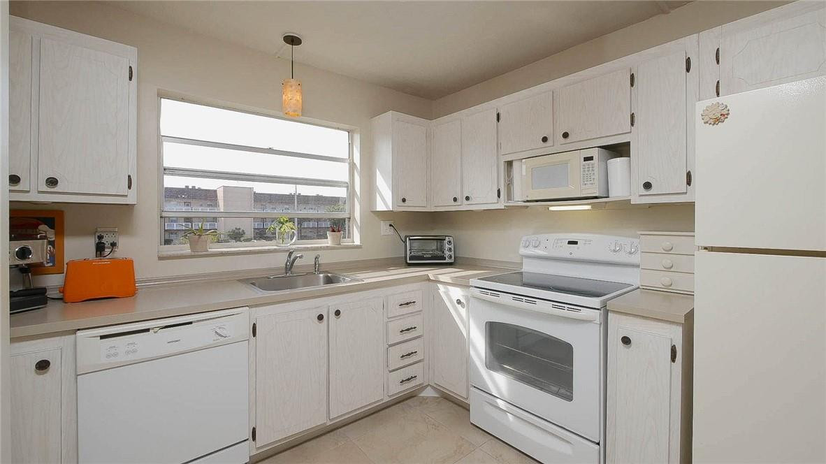 SUNRISE LAKES - Residential