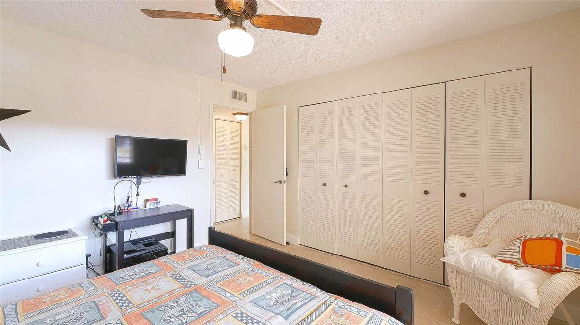 SUNRISE LAKES - Residential