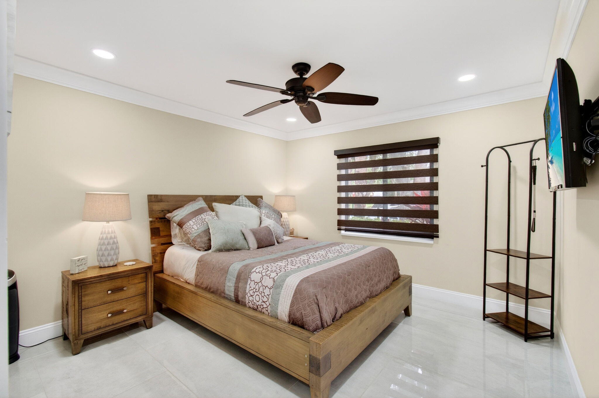 WHISPER WALK SEC E CONDO - Residential